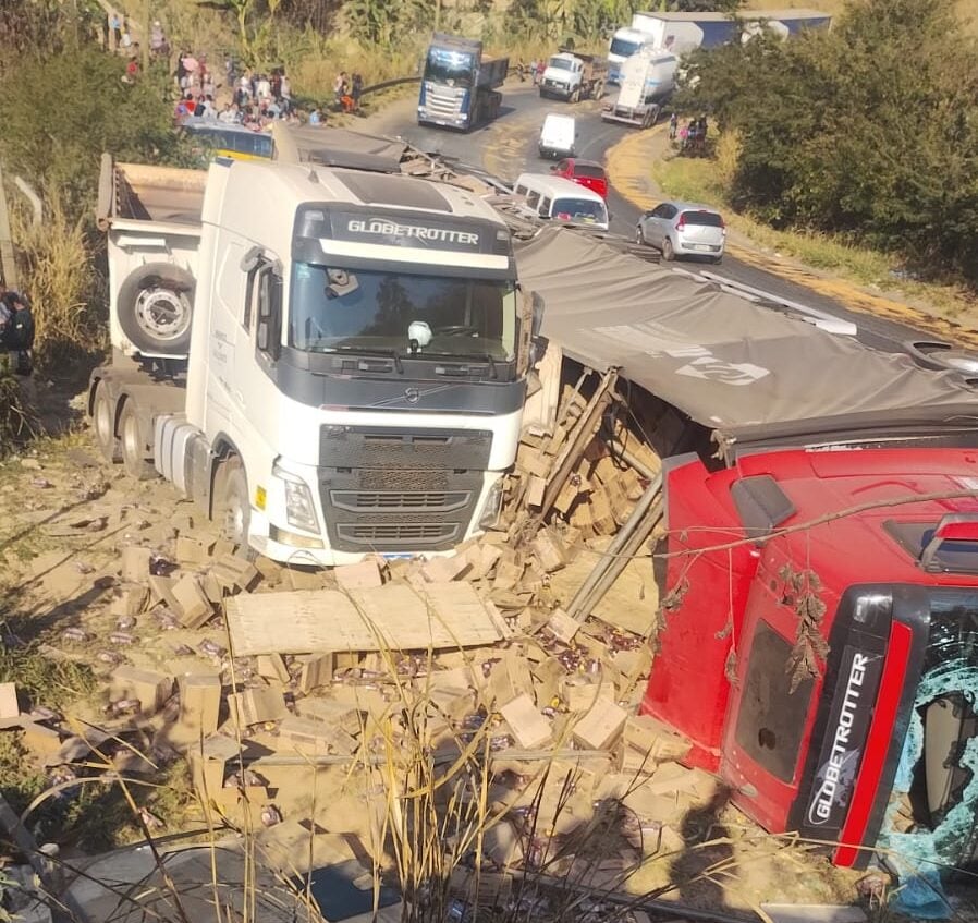 Batida entre duas carretas causa congestionamento na BR-381, em Santa Luzia