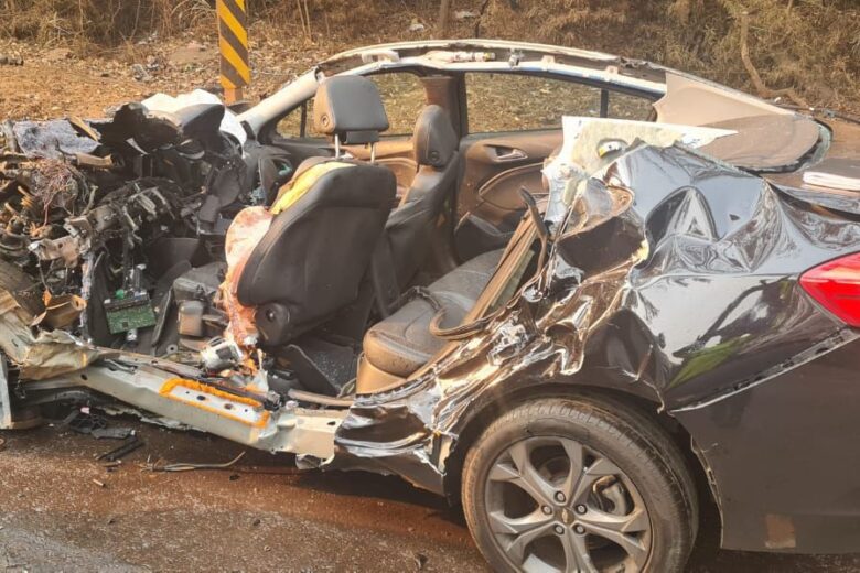 BR-040: colisão frontal entre carro e carreta deixa uma pessoa morta em Congonhas