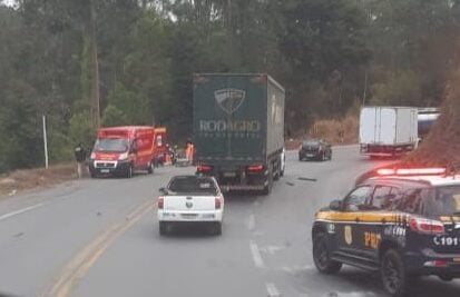 Motociclista fica ferida após acidente com um carro na BR-381, em João Monlevade