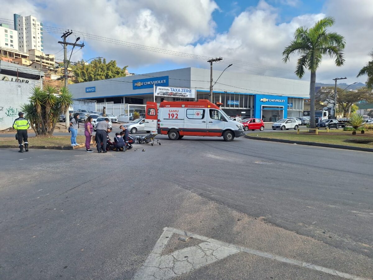 Carro e motocicleta se envolvem em acidente na avenida Carlos de Paula Andrade, em Itabira