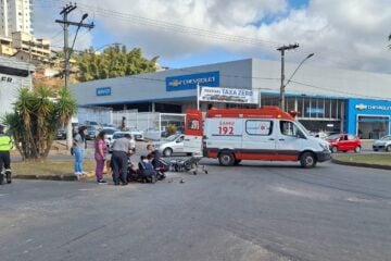 Carro e motocicleta se envolvem em acidente na avenida Carlos de Paula Andrade, em Itabira