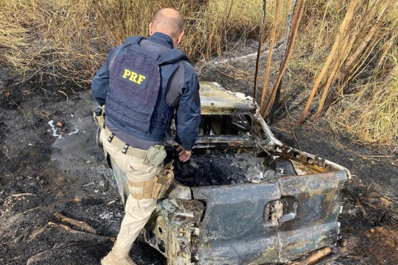 Polícia Rodoviária Federal encontra 225 kg de maconha em caminhonete incendiada na BR-262