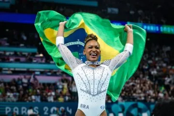 Rebeca Andrade supera Biles no solo, ganha ouro e se despede de Paris-2024 eternizada