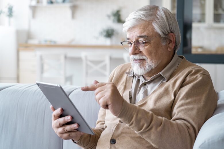 O uso de internet no Brasil cresce mais entre os idosos, de acordo com o IBGE