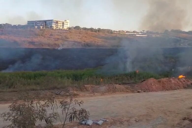 Incêndio consome área verde próxima à Unifei Itabira