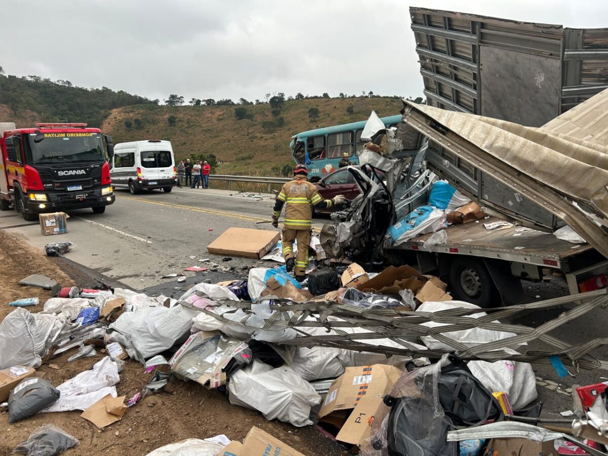 Caminhão e ônibus batem de frente na BR-116, em Teófilo Otoni; os motoristas dos dois veículos morreram no acidente