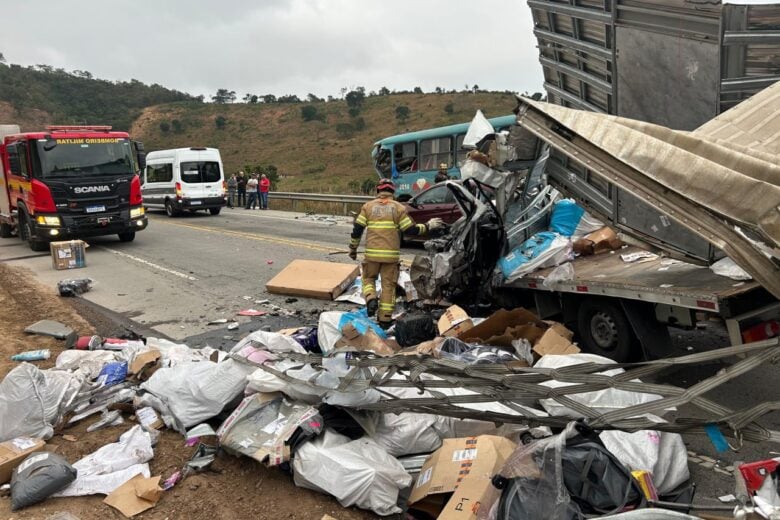 Caminhão e ônibus batem de frente na BR-116, em Teófilo Otoni; os motoristas dos dois veículos morreram no acidente