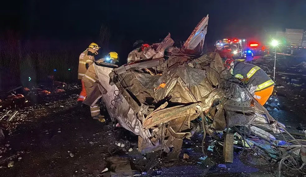 Três pessoas morrem em grave acidente envolvendo duas carretas e dois caminhões na BR-262