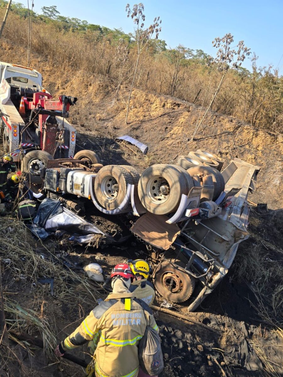 Motorista de carreta que transportava minério morre em acidente na BR-262