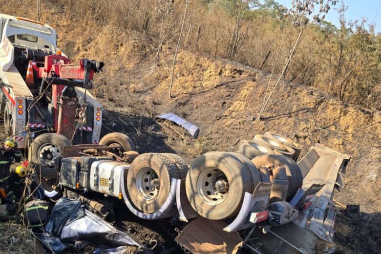 Motorista de carreta que transportava minério morre em acidente na BR-262