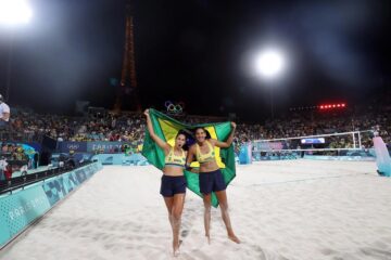 Olimpíadas 2024: Ana Patrícia e Duda se classificam para a final do vôlei de praia