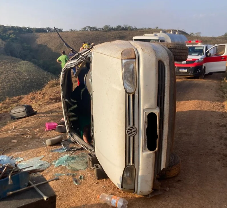 Capotamento de veículo mobiliza bombeiros e Samu em estrada rural de Minas Gerais