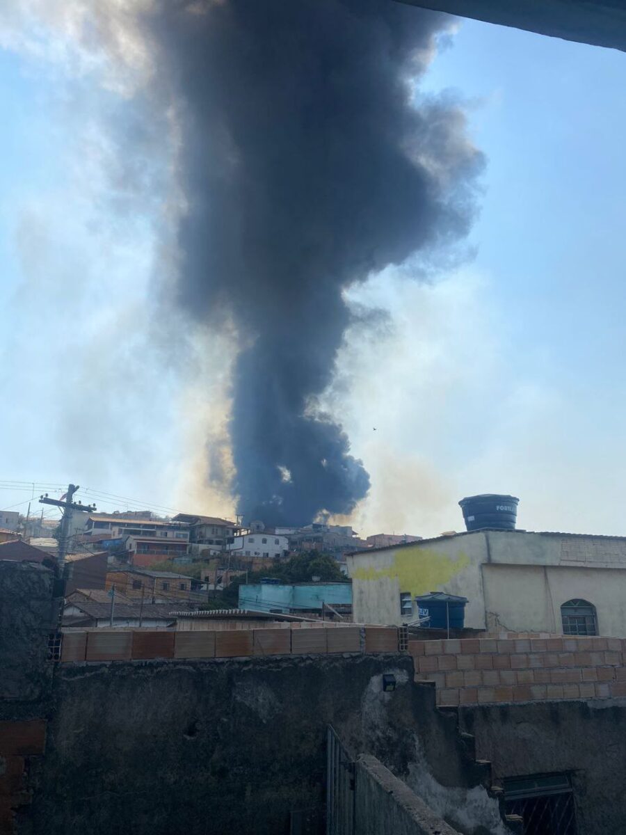 Incêndio começa em mata, se alastra para casa e deixa outras 86 residências sem luz em Ribeirão das Neve