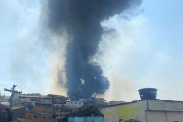 Incêndio começa em mata, se alastra para casa e deixa outras 86 residências sem luz em Ribeirão das Neve