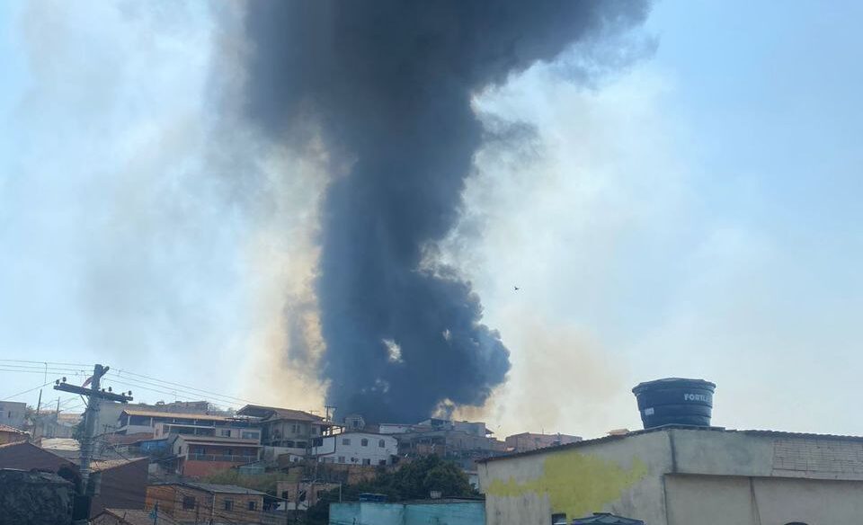 Incêndio começa em mata, se alastra para casa e deixa outras 86 residências sem luz em Ribeirão das Neve