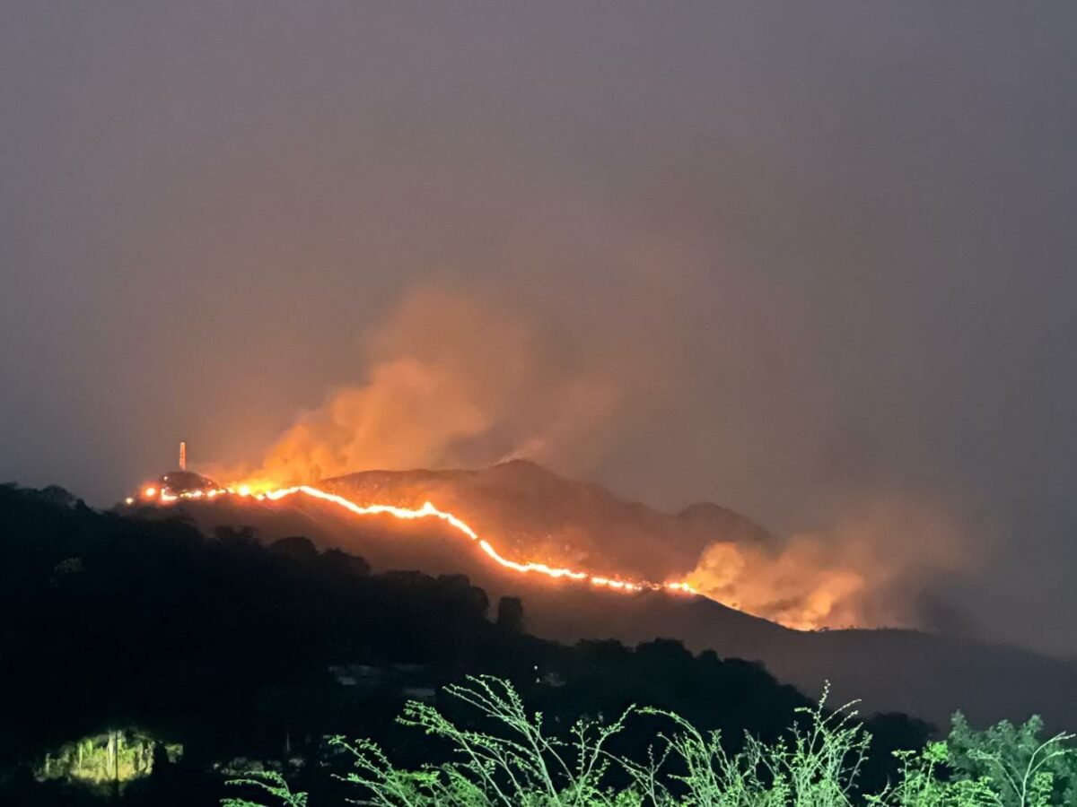 Incêndio de grandes proporções atinge o Vale do Sereno, em Nova Lima, e deixa mais de 850 casas sem energia