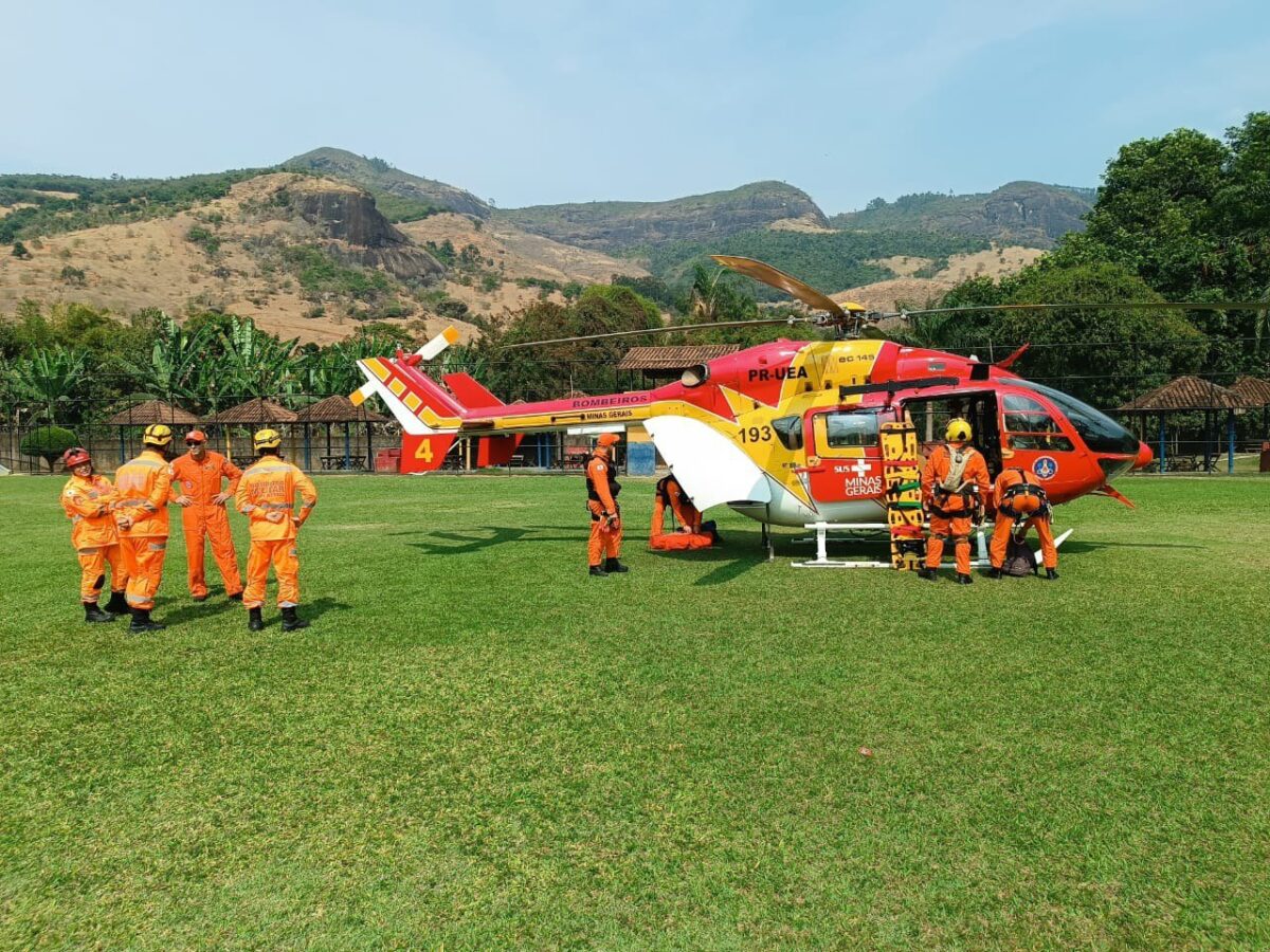 Coronel Fabriciano: helicóptero dos bombeiros resgata jovem que passou mal em trilha