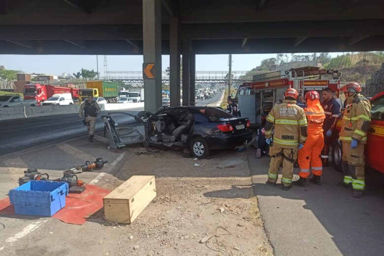 Homem morre após colidir contra coluna no Anel Rodoviário, em BH