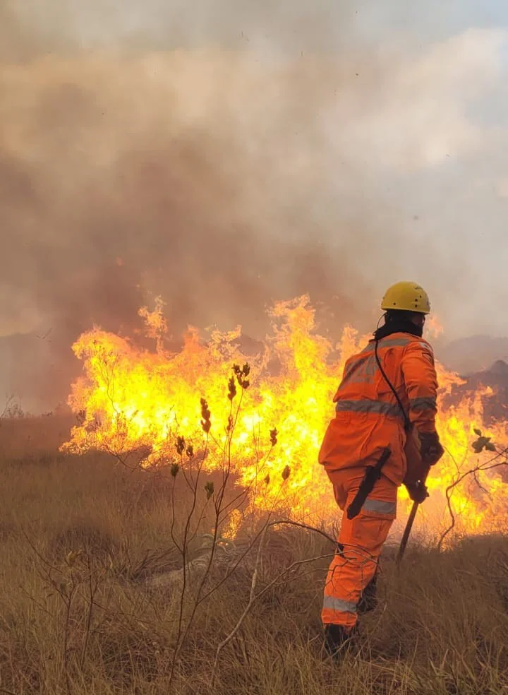 O Corpo de Bombeiros segue no 12º dia de combate a um incêndio que atinge o Santuário da Caraça, na Grande BH