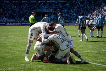 Atlético marca dois gols nos acréscimos e vence o Grêmio na Arena; assista aos gols