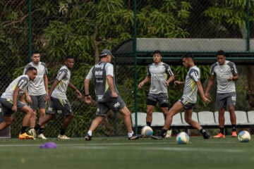 Atlético enfrenta o Bragantino sem perder Fluminense de vista; Rádio Caraça transmite a partida