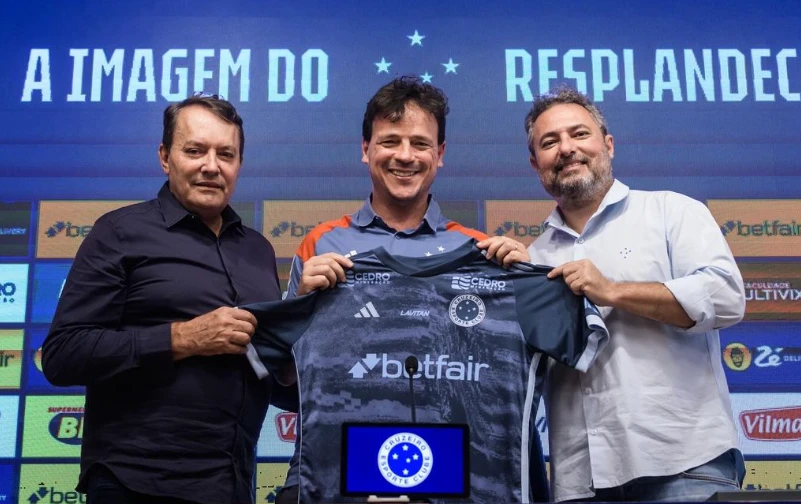 “Era um desejo pessoal meu de estar aqui”, afirma Diniz na chegada ao Cruzeiro