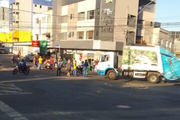 Motociclista fica ferida após colisão contra caminhão da Itaurb