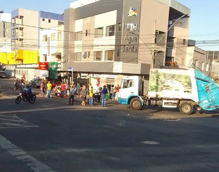 Motociclista fica ferida após colisão contra caminhão da Itaurb