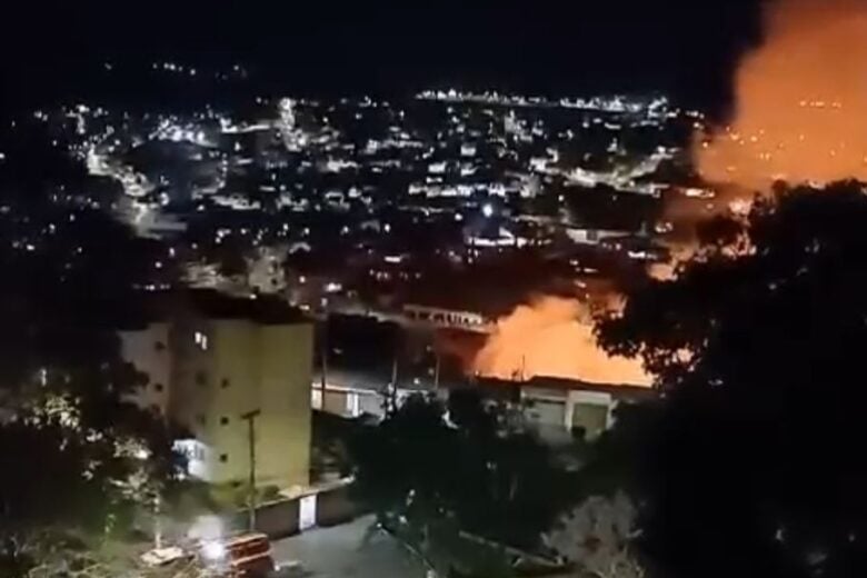 Incêndio de grandes proporções atinge área do bairro Juca Batista, em Itabira