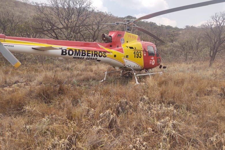 Bombeiros socorrem homem que se acidentou em trilha de difícil acesso; assista ao vídeo