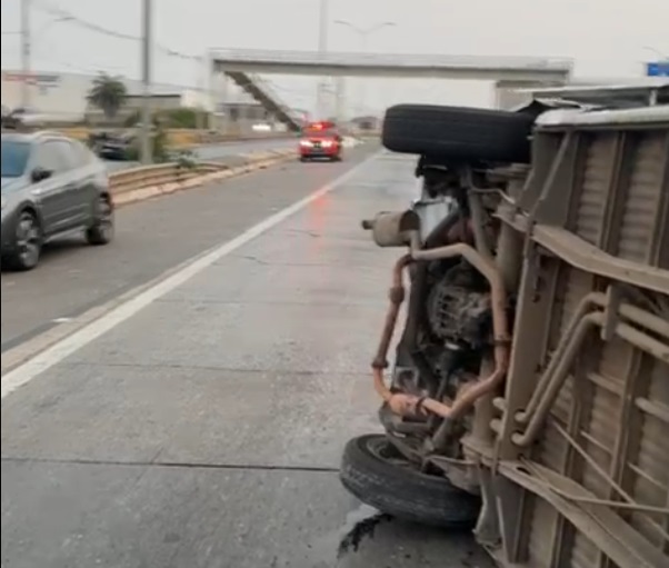 Capotamento de carro deixa uma pessoa ferida na MG-010 em Belo Horizonte