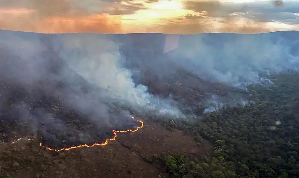 Incêndio queima 10 mil hectares do Parque da Chapada dos Veadeiros