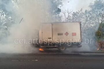 Caminhão com 6 mil dinamites pega fogo na rodovia Washington Luís, em São Paulo