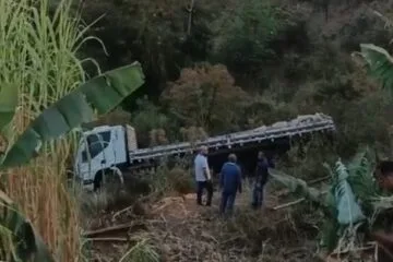 MG-129: caminhão despenca em ribanceira no bairro Chapada, em Itabira