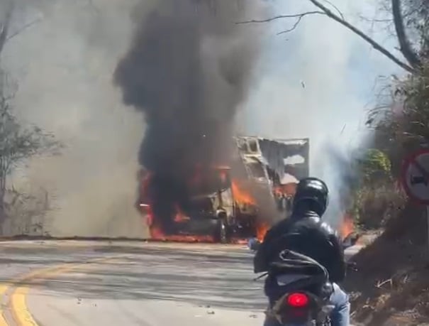 Incêndio em caminhão interdita a Estrada do Forninho entre João Monlevade e Itabira