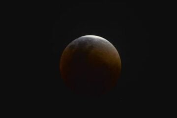 Eclipse parcial da Lua acontece hoje; veja como assistir pela internet