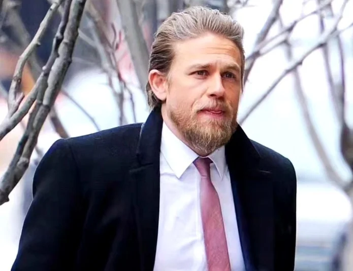 “Monstros”: 3ª temporada da série de serial killers da Netflix terá Charlie Hunnam como Ed Gein, o Açougueiro de Plainfield