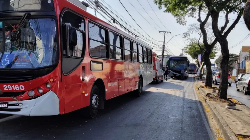 Acidente com três ônibus deixa ao menos oito feridos em Belo Horizonte