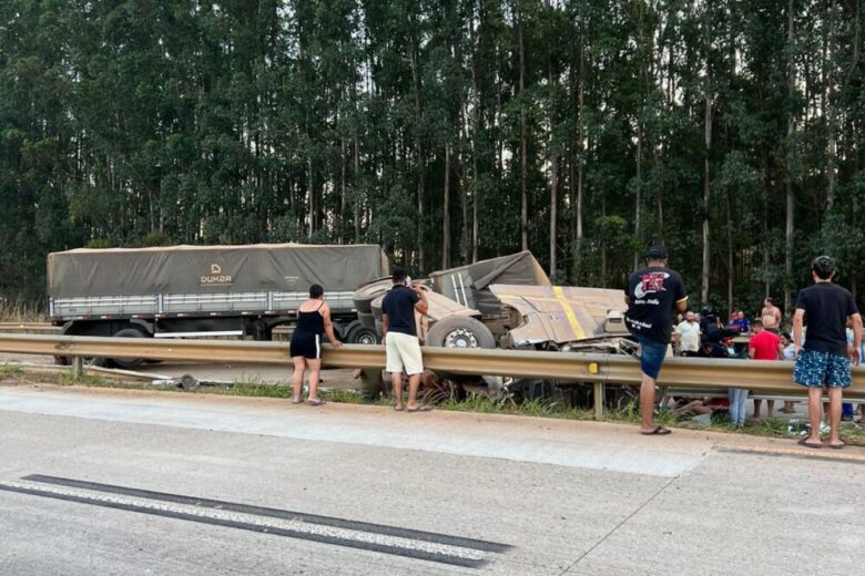 Caminhão tomba e interrompe trânsito na BR-381 entre os trevos de Itabira e de Barão de Cocais, no sentido João Monlevade