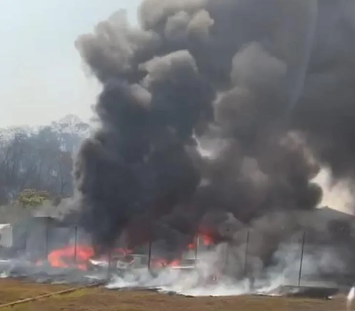 Incêndio destrói veículos em pátio da Polícia Rodoviária Federal em Betim