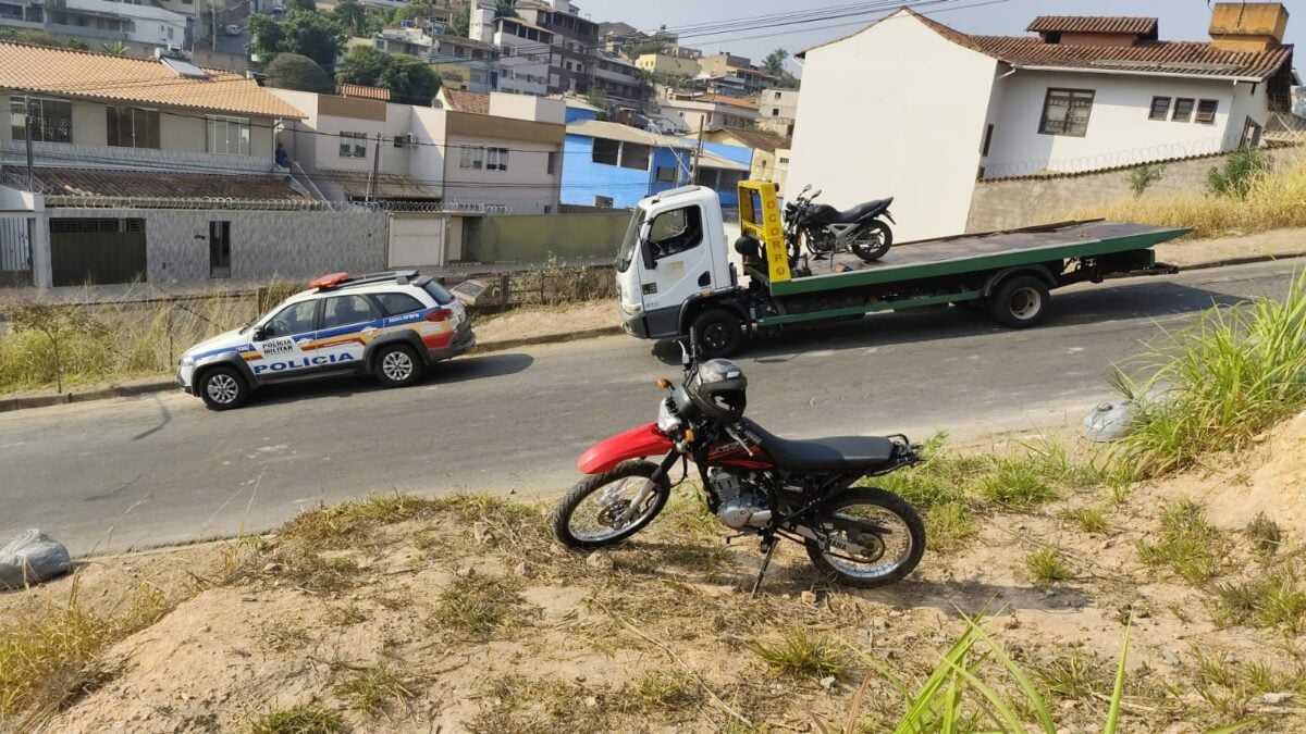 Motocicleta furtada é recuperada pela polícia no bairro Novo Amazonas, em Itabira