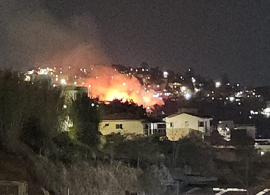Bombeiros controlam incêndio em lote vago no Madre Maria de Jesus, em Itabira
