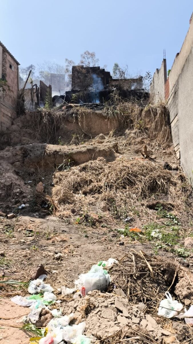 Incêndio em lote vago atinge barracão de madeira no quintal de uma casa no bairro Gabiroba, em Itabira