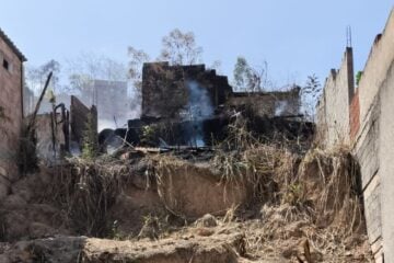 Incêndio em lote vago atinge barracão de madeira no quintal de uma casa no bairro Gabiroba, em Itabira