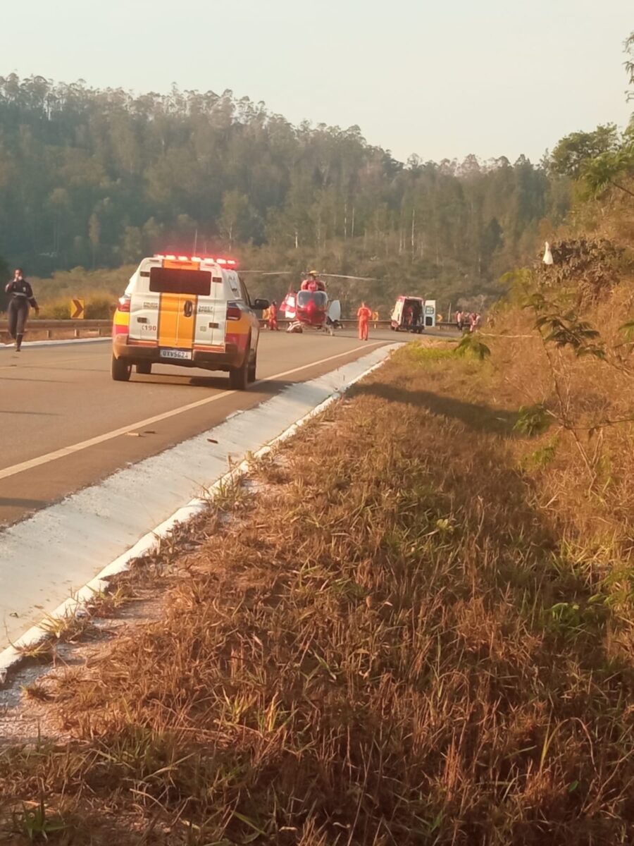 Helicóptero dos bombeiros é acionado para socorrer vítima de acidente na MGC-120, entre Itabira e Santa Maria