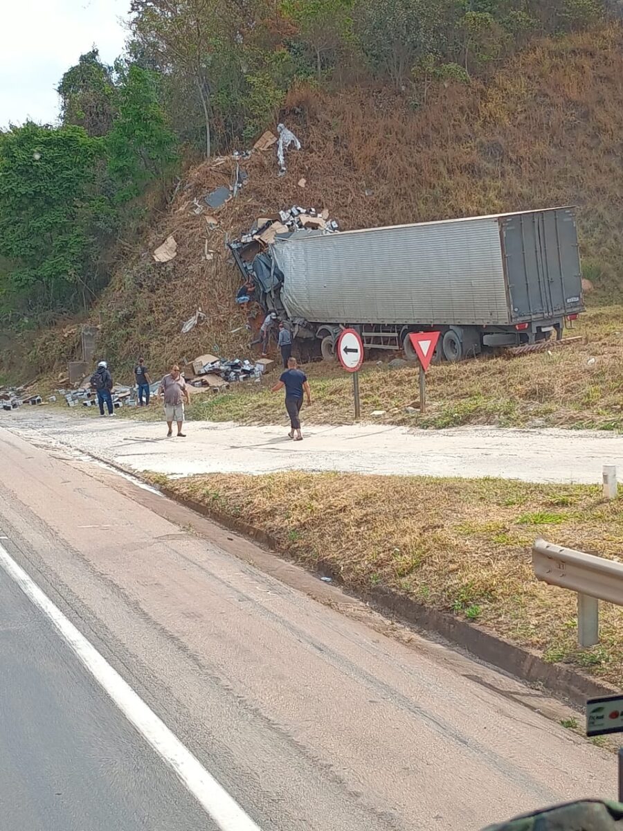 Caminhão bate em barranco e motorista fica preso às ferragens na BR-381, em Itaguara