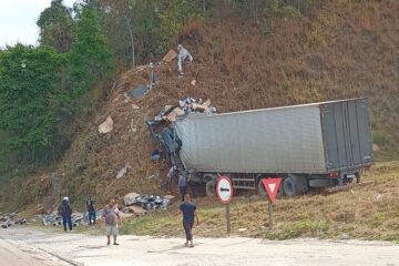 Caminhão bate em barranco e motorista fica preso às ferragens na BR-381, em Itaguara