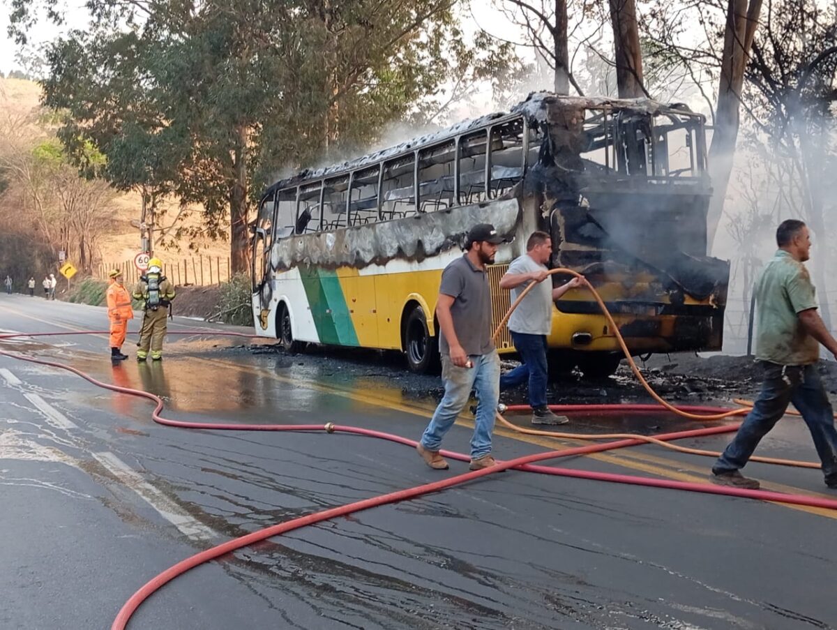 Mulher coloca fogo no próprio corpo e incendeia ônibus da Gontijo na BR-381, em João Monlevade