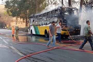 Mulher coloca fogo no próprio corpo e incendeia ônibus da Gontijo na BR-381, em João Monlevade