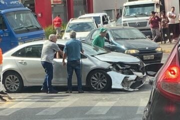 Acidente entre táxi e carro da prefeitura deixa uma pessoa ferida em João Monlevade